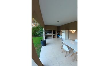 VENTA - Casa 6 ambientes de 2 plantas con pileta - RUMENCO