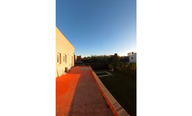 VENTA - Casa 6 ambientes de 2 plantas con pileta - RUMENCO