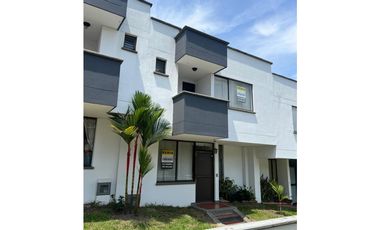 RENTA AMPLIA Y HERMOSA CASA CERCA A LA AVENIDA 30 DE AGOSTO DE PEREIRA