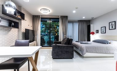 Spacious Ground Floor Condo with Pool Access
