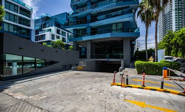 Spacious Ground Floor Condo with Pool Access