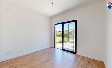 CASA TRES AMBIENTES EN BARRIO LAGUNA AZUL 118M2