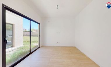 CASA TRES AMBIENTES EN BARRIO LAGUNA AZUL 118M2