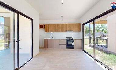 CASA TRES AMBIENTES EN BARRIO LAGUNA AZUL 118M2