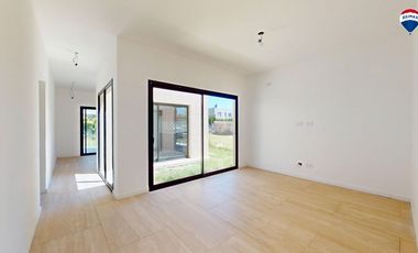 CASA TRES AMBIENTES EN BARRIO LAGUNA AZUL 118M2