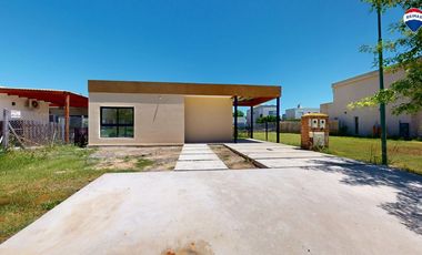 CASA TRES AMBIENTES EN BARRIO LAGUNA AZUL 118M2