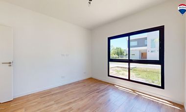 CASA TRES AMBIENTES EN BARRIO LAGUNA AZUL 118M2