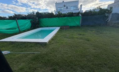 CASA TRES AMBIENTES EN BARRIO LAGUNA AZUL 118M2
