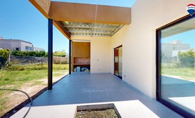 CASA TRES AMBIENTES EN BARRIO LAGUNA AZUL 118M2