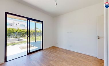 CASA TRES AMBIENTES EN BARRIO LAGUNA AZUL 118M2