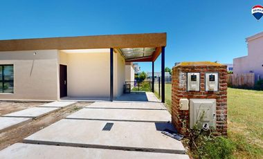 CASA TRES AMBIENTES EN BARRIO LAGUNA AZUL 118M2