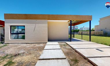 CASA TRES AMBIENTES EN BARRIO LAGUNA AZUL 118M2