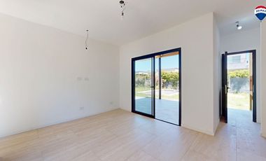 CASA TRES AMBIENTES EN BARRIO LAGUNA AZUL 118M2