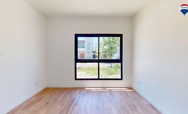 CASA TRES AMBIENTES EN BARRIO LAGUNA AZUL 118M2