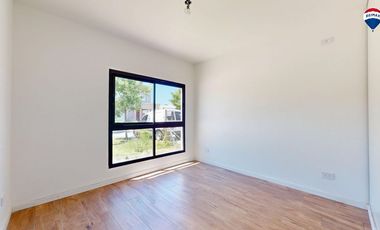 CASA TRES AMBIENTES EN BARRIO LAGUNA AZUL 118M2