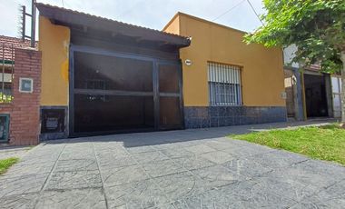 CASA MULTIFAMILIAR CON COCHERA CUBIERTA
