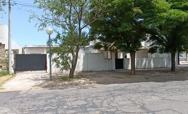 CASA EN VENTA EN TRENQUE LAUQUEN CON LOCAL