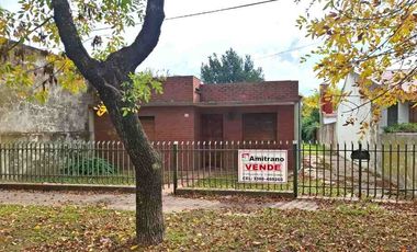 Casa en venta en Ameghino