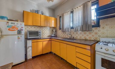 VENTA CASA EN BLOCK COMPUESTA POR DOS U. BANFIELD