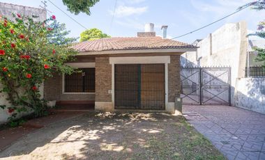 VENTA CASA EN BLOCK COMPUESTA POR DOS U. BANFIELD