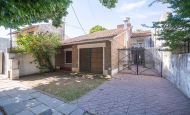 VENTA CASA EN BLOCK COMPUESTA POR DOS U. BANFIELD