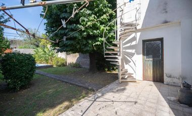 VENTA CASA EN BLOCK COMPUESTA POR DOS U. BANFIELD