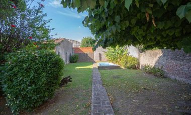 VENTA CASA EN BLOCK COMPUESTA POR DOS U. BANFIELD
