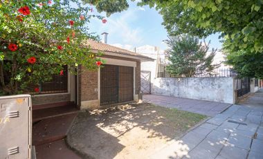 VENTA CASA EN BLOCK COMPUESTA POR DOS U. BANFIELD