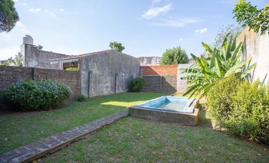 VENTA CASA EN BLOCK COMPUESTA POR DOS U. BANFIELD