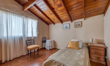VENTA CASA EN BLOCK COMPUESTA POR DOS U. BANFIELD