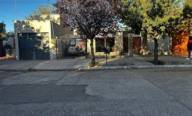 Casa en venta 3 dormitorios en centro de Tunuyán