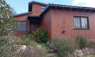 TRES DORMITORIOS CASA EN TANTI SE VENDE