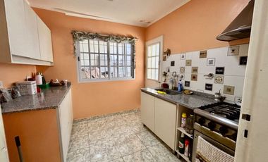 VENTA CASA 6 AMBIENTES MORON MULTIFAMILIAR