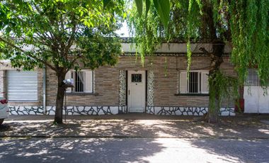 CASA EN VENTA 3 AMBIENTES BURZACO CON LOCAL