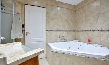 Casa en venta La Plata Los Naranjos quinta, pileta