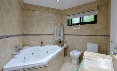 Casa en venta La Plata Los Naranjos quinta, pileta