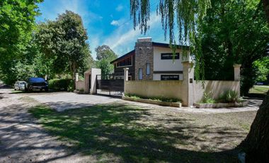 Casa en venta La Plata Los Naranjos quinta, pileta