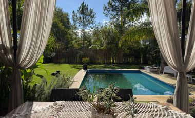 Casa en venta en barrio Alamo Alto-5 Amb-Galería-Pileta.