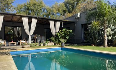 Casa en venta en barrio Alamo Alto-5 Amb-Galería-Pileta.