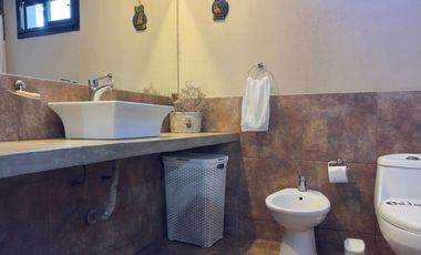 Casa en venta en barrio Alamo Alto-5 Amb-Galería-Pileta.