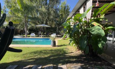 Casa en venta en barrio Alamo Alto-5 Amb-Galería-Pileta.