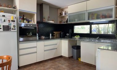 Casa en venta en barrio Alamo Alto-5 Amb-Galería-Pileta.