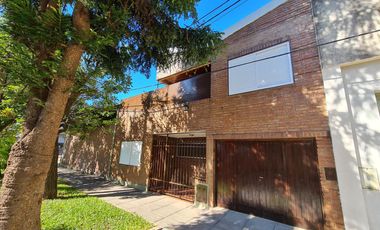 CASA EN DOS PLANTAS CON GRAN ESTAR COMEDOR, PATIO, ASADOR Y COCHERA