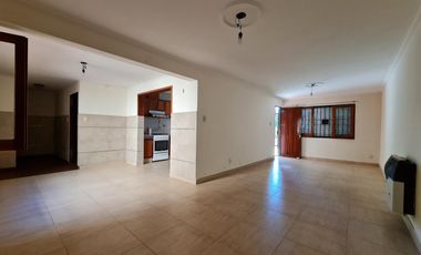 CASA EN DOS PLANTAS CON GRAN ESTAR COMEDOR, PATIO, ASADOR Y COCHERA