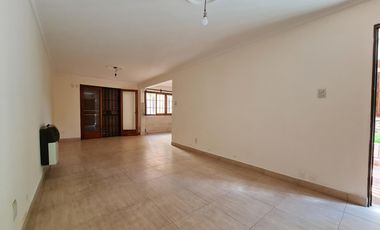 CASA EN DOS PLANTAS CON GRAN ESTAR COMEDOR, PATIO, ASADOR Y COCHERA