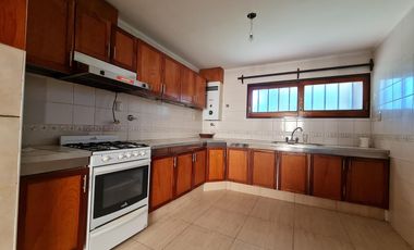 CASA EN DOS PLANTAS CON GRAN ESTAR COMEDOR, PATIO, ASADOR Y COCHERA