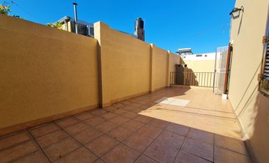 CASA EN DOS PLANTAS CON GRAN ESTAR COMEDOR, PATIO, ASADOR Y COCHERA