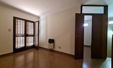 CASA EN DOS PLANTAS CON GRAN ESTAR COMEDOR, PATIO, ASADOR Y COCHERA