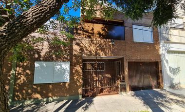 CASA EN DOS PLANTAS CON GRAN ESTAR COMEDOR, PATIO, ASADOR Y COCHERA