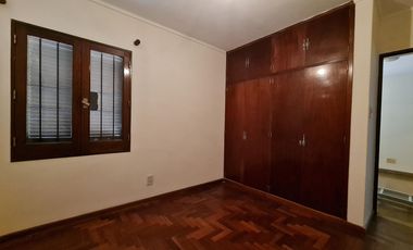 CASA EN DOS PLANTAS CON GRAN ESTAR COMEDOR, PATIO, ASADOR Y COCHERA